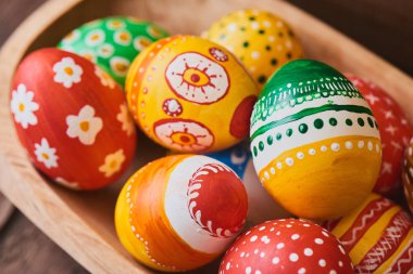 ahşap kase boyalı renkli yumurta yığını yakın çekim  