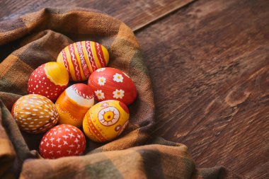 boyalı yumurta çeşitli desenler, yakın çekim, Paskalya tatil kavramı yığını ile damalı masa örtüsü 