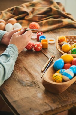 Paskalya tatili, yakın çekim için yumurta desen çizim kadın   