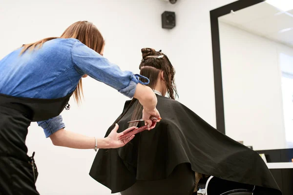 Hair Stylist Making New Haircut Brunette Woman Salon — Stock Photo, Image