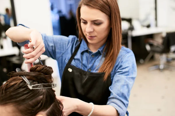 Cabeleireiro Fazendo Novo Corte Cabelo Para Mulher Morena Salão — Fotografia de Stock