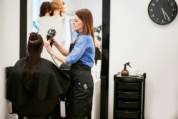 Coiffeur Professionnel Cours Séchage Clients Cheveux Avec Sèche Cheveux Chez — Photo