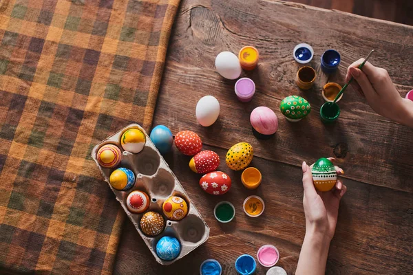Manos Femeninas Pintando Huevo Para Vacaciones Pascua Primer Plano — Foto de Stock