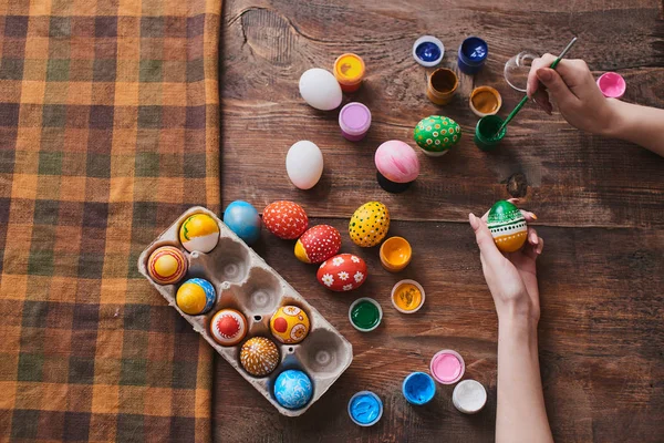 Paskalya tatili, yakın çekim için yumurta desen çizim kadın   