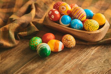 Damalı masa örtüsü ve çeşitli desenler, Paskalya tatil kavramı boyalı yumurta yığını ile kase 