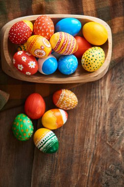 Damalı masa örtüsü ve çeşitli desenler, Paskalya tatil kavramı boyalı yumurta yığını ile kase 