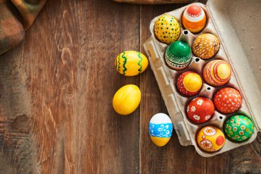 yumurta karton konteyner ile tablo Easter tatil kavramı damalı masa örtüsü desenleri ile boyalı 