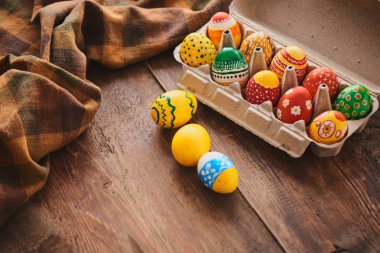 yumurta karton konteyner ile tablo Easter tatil kavramı damalı masa örtüsü desenleri ile boyalı 