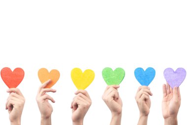  gökkuşağı renkleri beyaz arka plan üzerinde Lgbt kavramı izole kalp holding eller boyalı 