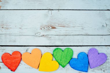parlak gökkuşağı renkleri ahşap zemin, Lgbt kavramı üzerine boyanmış kalpler 