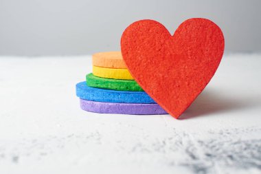 parlak gökkuşağı renkleri grunge arka plan, Lgbt kavramı üzerine boyanmış kalpler 