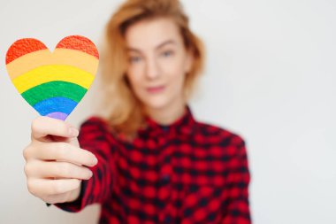 çekici kadın kalp Lgbt bayrak ile el izole üzerinde beyaz arka plan tutan kareli gömlekli