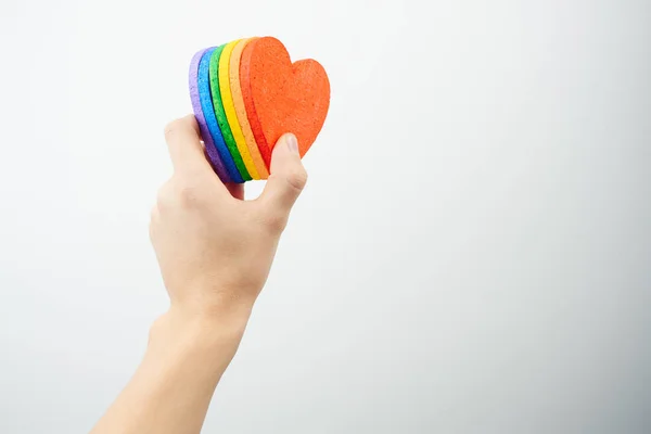 Mano Masculina Sosteniendo Corazones Pintados Colores Arcoíris Aislados Sobre Fondo — Foto de Stock