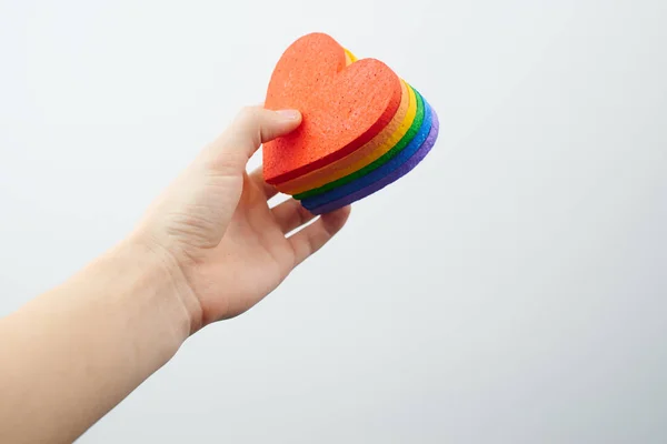 Mannelijke Hand Met Harten Geschilderd Kleuren Van Regenboog Geïsoleerd Een — Stockfoto