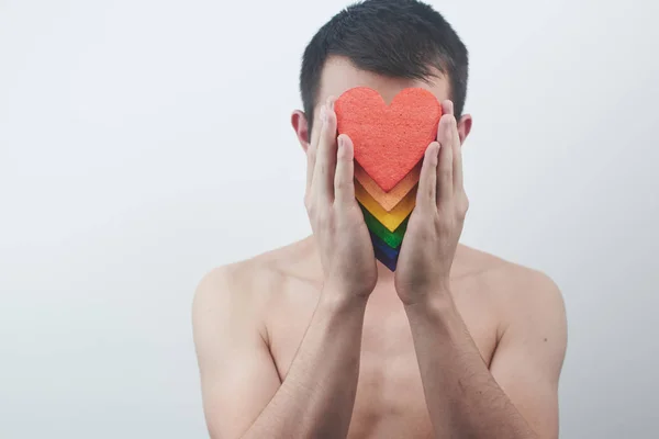 Schwuler Kerl Hält Herzen Regenbogenfarben Vor Dem Gesicht Händen Lgbt — Stockfoto