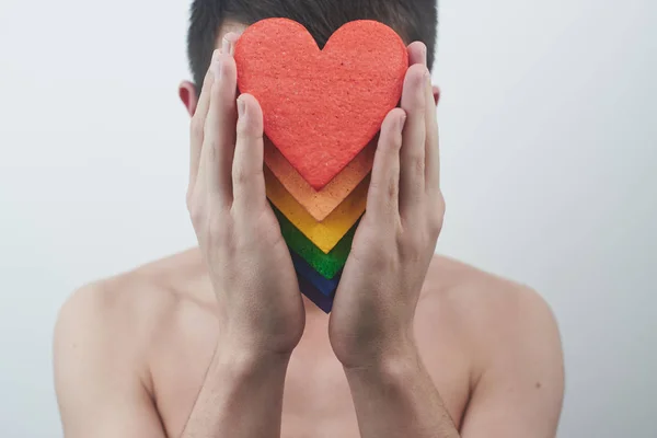 Schwuler Kerl Hält Herzen Regenbogenfarben Vor Dem Gesicht Händen Lgbt — Stockfoto