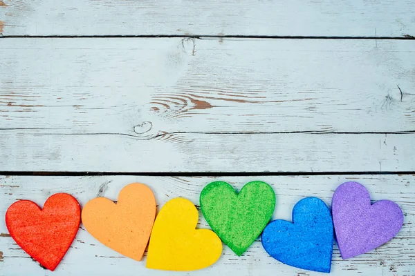 Herzen Leuchtenden Regenbogenfarben Auf Holzgrund Gemalt Lgbt Konzept — Stockfoto