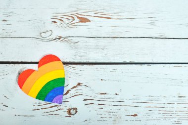 Gökkuşağı renkli ahşap zemin, Lgbt kavramı üzerine boyalı kalp 