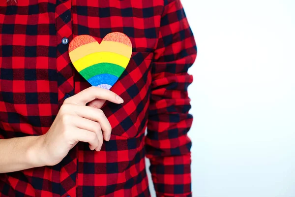 Frau Rot Schwarz Kariertem Hemd Mit Herz Regenbogenfarben Bemalt Lgbt — Stockfoto