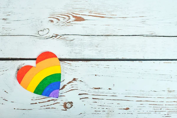 Corazón Pintado Colores Arcoíris Sobre Fondo Madera Concepto Lgbt — Foto de Stock