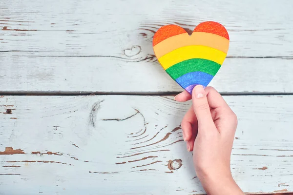 Vrouwelijke Hand Hebt Hart Geschilderd Kleuren Van Regenboog Houten Achtergrond — Stockfoto