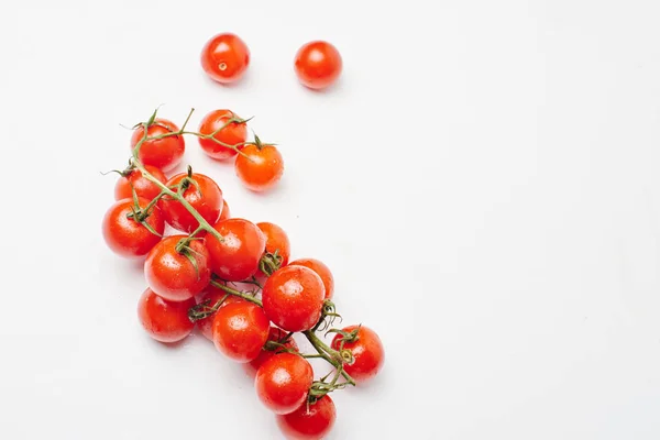 Los Tomates Cherry Sobre Rama Cierran Sobre Fondo Blanco —  Fotos de Stock