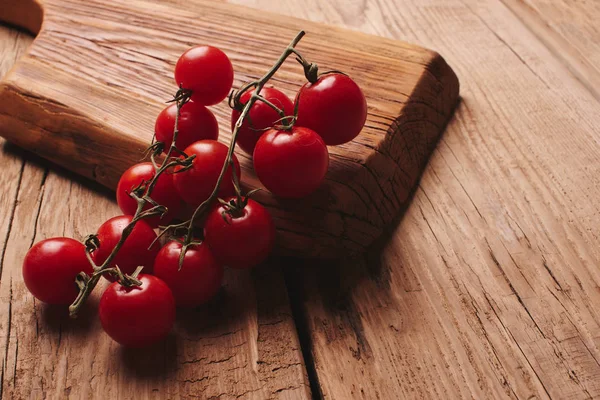 木板上新鲜的有机蔬菜紧随其后 樱桃西红柿 辣椒和木桌上的小花 — 图库照片