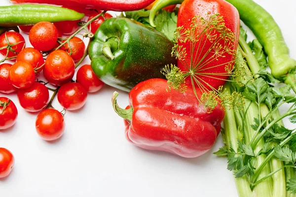 Pimentos Tomates Cereja Berinjelas Endro Fundo Branco Com Espaço Cópia — Fotografia de Stock