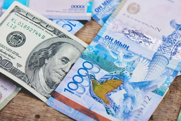 Dollars Tenge Een Houten Achtergrond Kazachstan Valuta Zaken Geld — Stockfoto