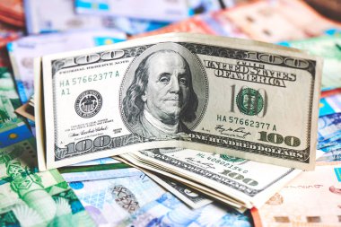 Tenge. Kazak para ve dolar. Arka plan para.