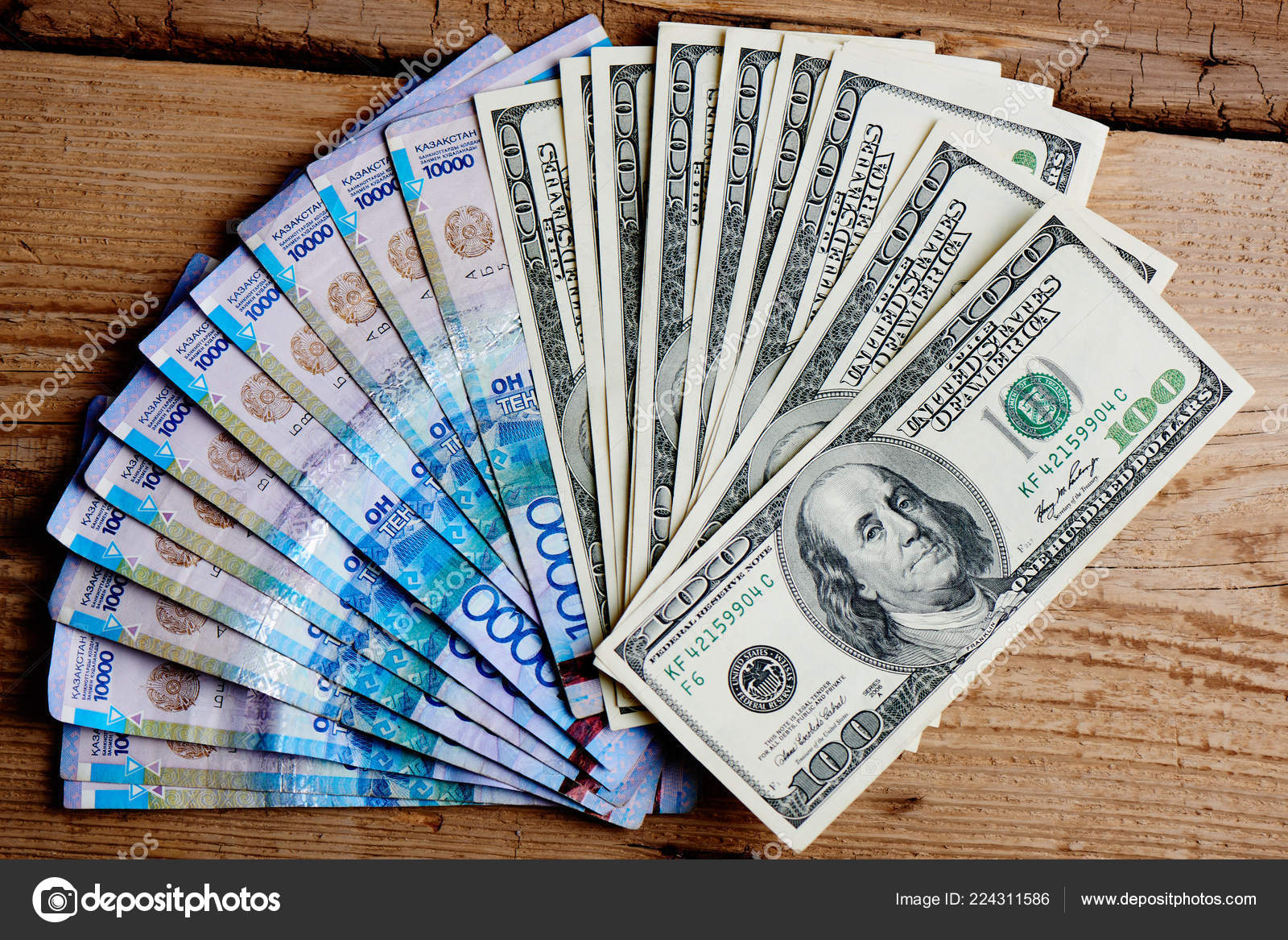 美元和坚戈在一个木制的背景哈萨克斯坦货币商业和货币—— 库存社论照片© amixstudio #224311586