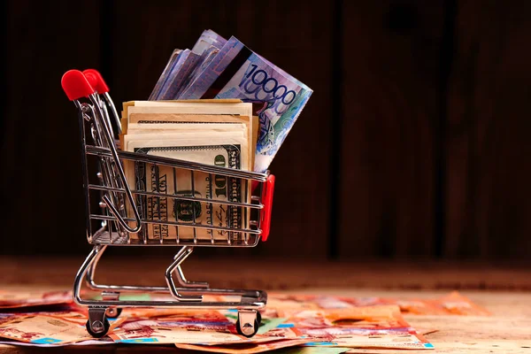 Kasachische Tenge Und Amerikanische Dollars Einem Spielzeug Einkaufswagen Auf Einem — Stockfoto