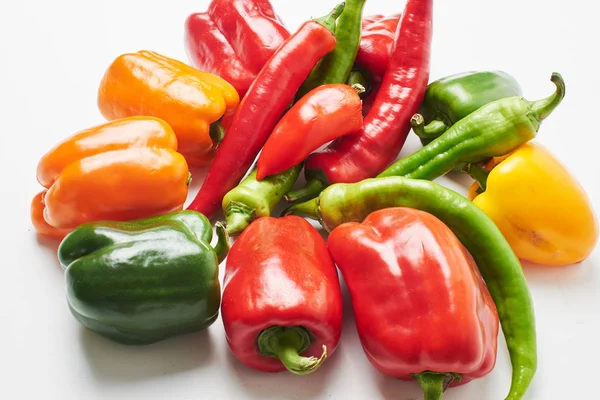 Biber, domates, patlıcan ve dereotu bir kopya alanı ile beyaz bir arka plan üzerinde. Taze çok renkli sebze