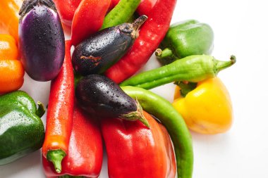 Biber, domates, patlıcan ve dereotu bir kopya alanı ile beyaz bir arka plan üzerinde. Taze çok renkli sebze