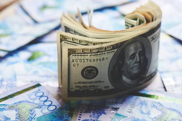 Stapel Amerikanischer Dollars Auf Einem Haufen Kasachischer Tenge Hintergrund Geschäfts — Stockfoto