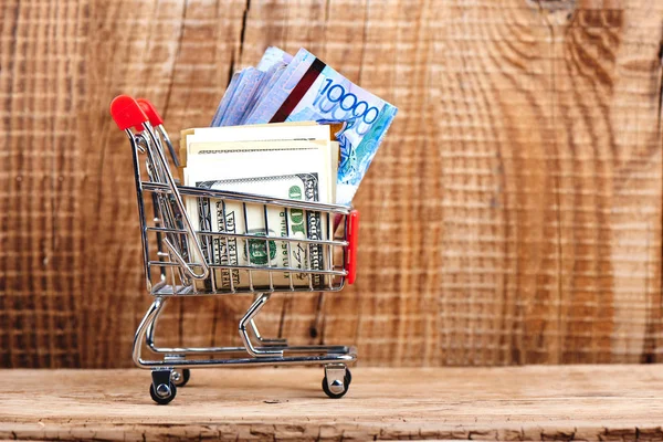 Kazajstán Tenge Dólares Americanos Carrito Compras Juguetes Primer Plano Fondo —  Fotos de Stock