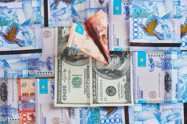 Amerikanische Dollars Auf Einem Haufen Kasachischer Tenge Hintergrund Geschäfts Und — Stockfoto