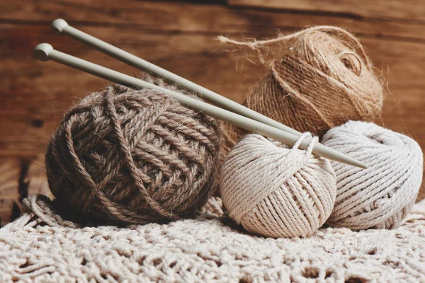 Garens Draden Van Natuurlijke Kleuren Houten Achtergrond Vrouwelijke Hobby — Stockfoto