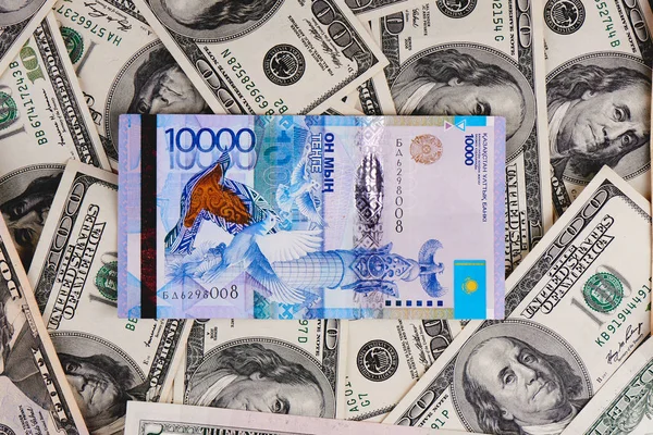 Kasachische Tenge Auf Einem Haufen Amerikanischer Dollars Hintergrund Geschäfts Und — Stockfoto