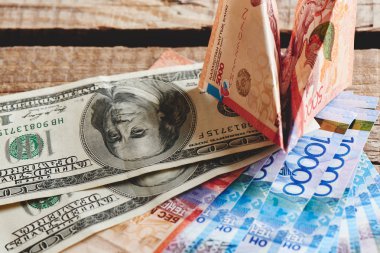 Amerikan Doları ve Kazak tenge ahşap zemin üzerine yığını yakın çekim kavramı, iş ve finans 