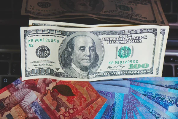 Dólares Americanos Kazakh Tenge Laptop Concepto Negocios Finanzas — Foto de Stock