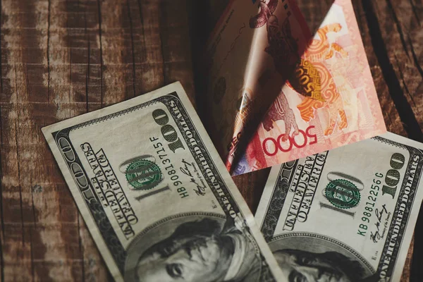 Amerikanische Dollars Und Papierflugzeug Aus Kasachischem Tenge Auf Hölzernem Hintergrund — Stockfoto