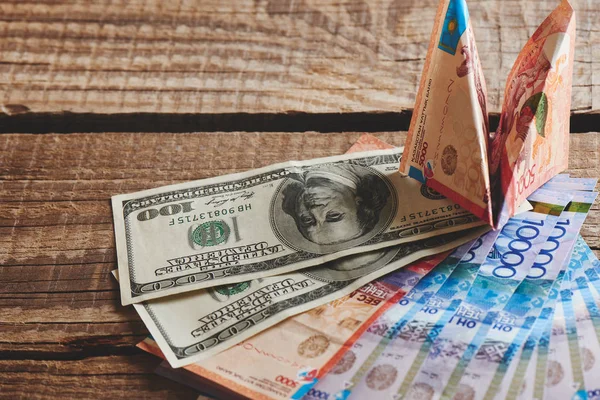 Stapel Van Amerikaanse Dollars Kazachse Tenge Met Bankbiljetten Papier Vliegtuig — Stockfoto