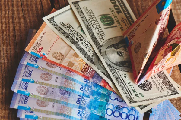 Stapel Van Amerikaanse Dollars Kazachse Tenge Met Bankbiljetten Papier Vliegtuig — Stockfoto