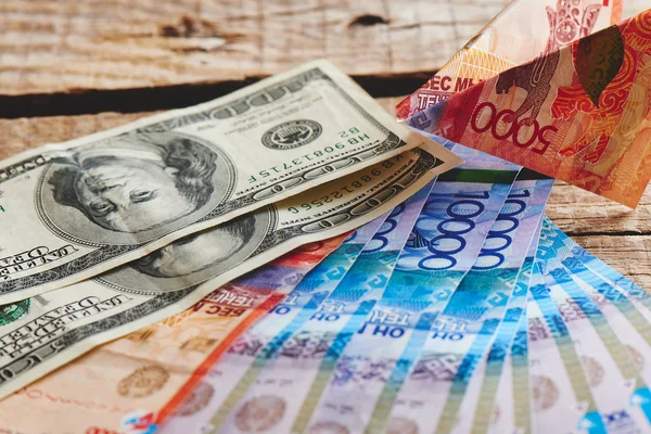 Mucchio Dollari Americani Tenge Kazakh Sfondo Legno Close Business Finance — Foto Stock