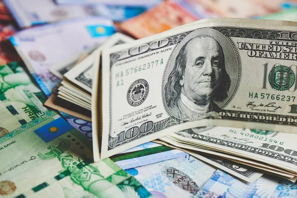 Stos Dolarów Amerykańskich Stos Tło Tenge Kazachski Koncepcja Biznesu Finansów — Zdjęcie stockowe