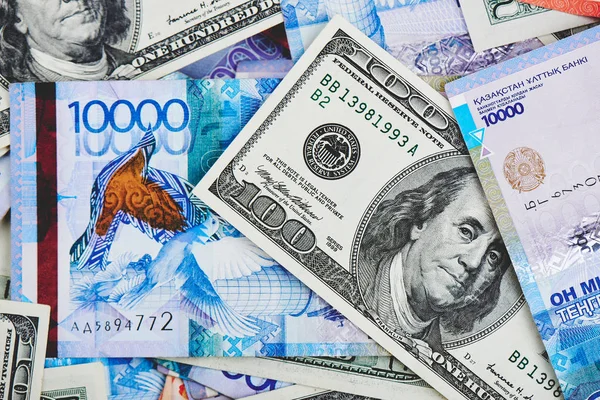 Stapel Van Kazachs Tenge Amerikaanse Dollars Munt Uitwisseling Concept — Stockfoto
