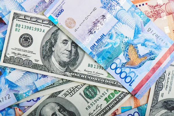 Haufen Kasachischer Tenge Und Amerikanischer Dollars Wechselkurskonzept — Stockfoto