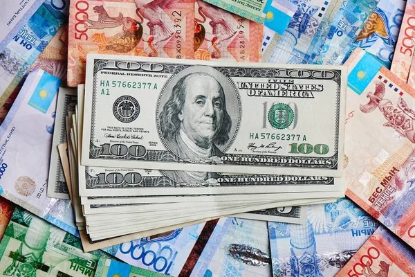 Stapel Van Amerikaanse Dollars Stapel Van Kazachs Tenge Achtergrond Business — Stockfoto