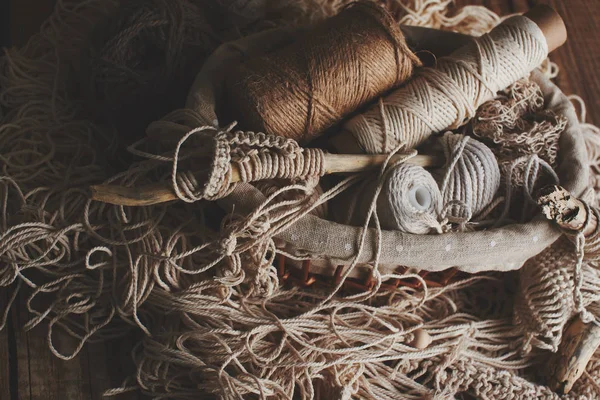 바느질 뜨개질 그리고 바구니에 스러운 색상의 스레드 여자의 — 스톡 사진